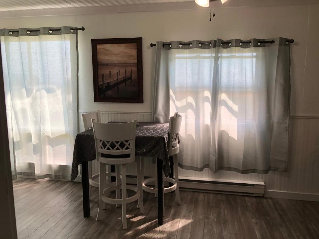 Fotografie z fotogalerie ubytování Newly Renovated Confederation Bridge View Cottages v destinaci Borden