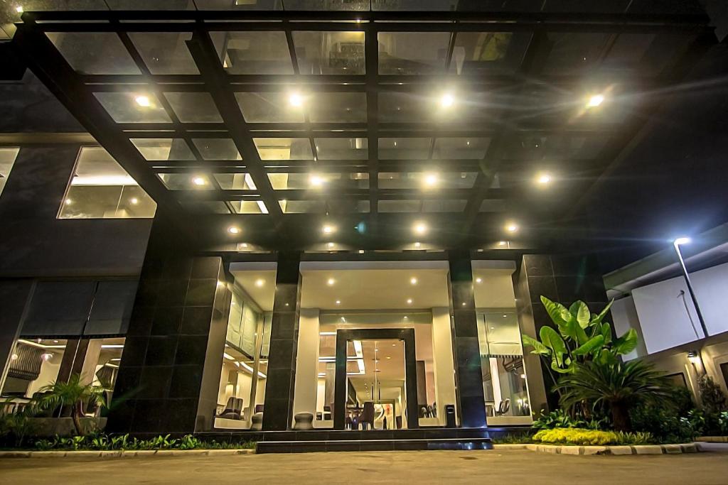 un gran edificio por la noche con luces encendidas en Hotel Diradja, en Yakarta