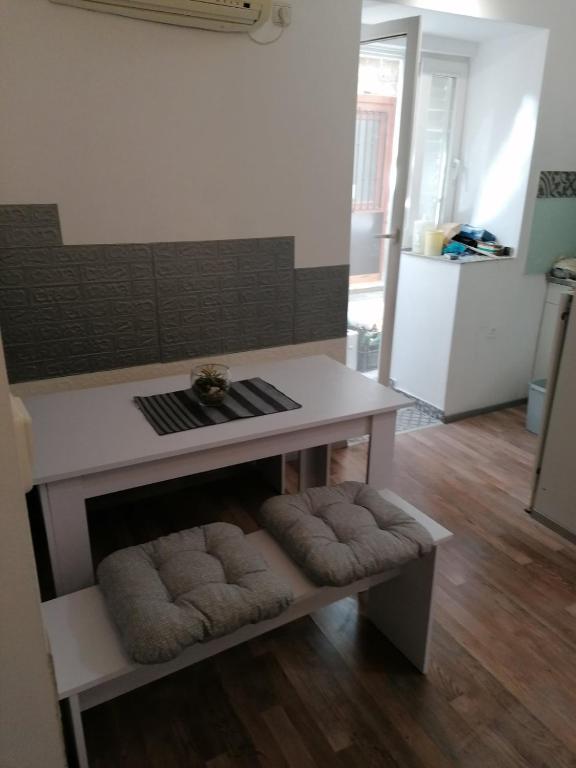 een keuken met een tafel en een bank met handdoeken bij Apartment Ida in Piran