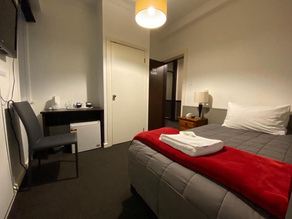 Postel nebo postele na pokoji v ubytování Law Courts Hotel