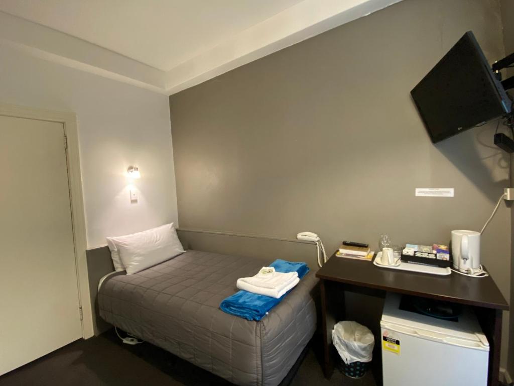Postel nebo postele na pokoji v ubytování Law Courts Hotel