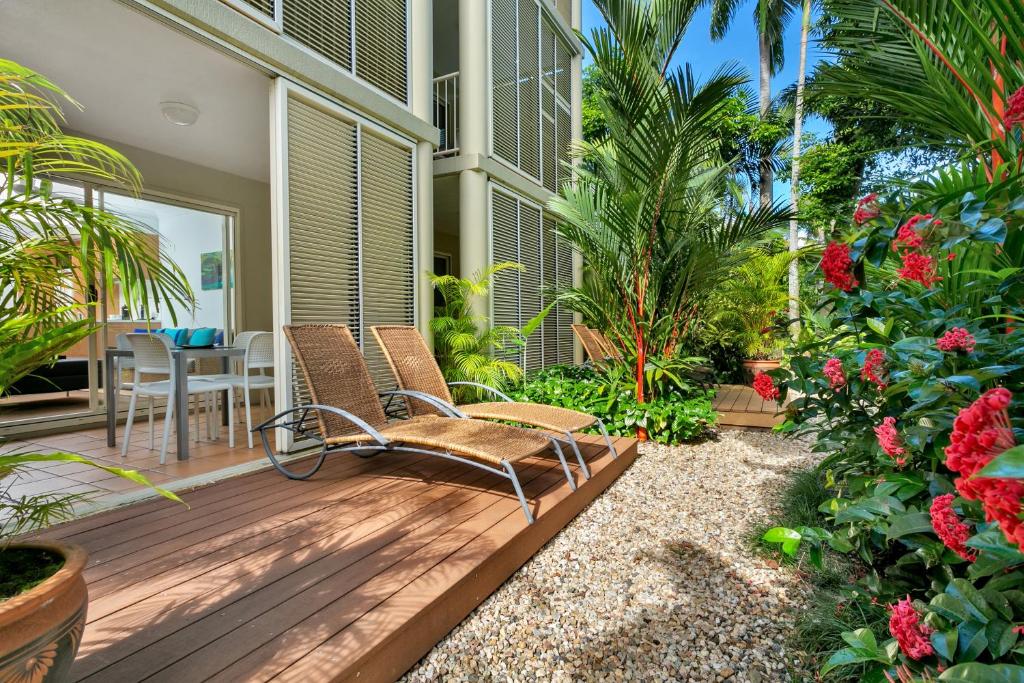 Ein Garten an der Unterkunft Port Douglas Apartments - Adults Only Oasis