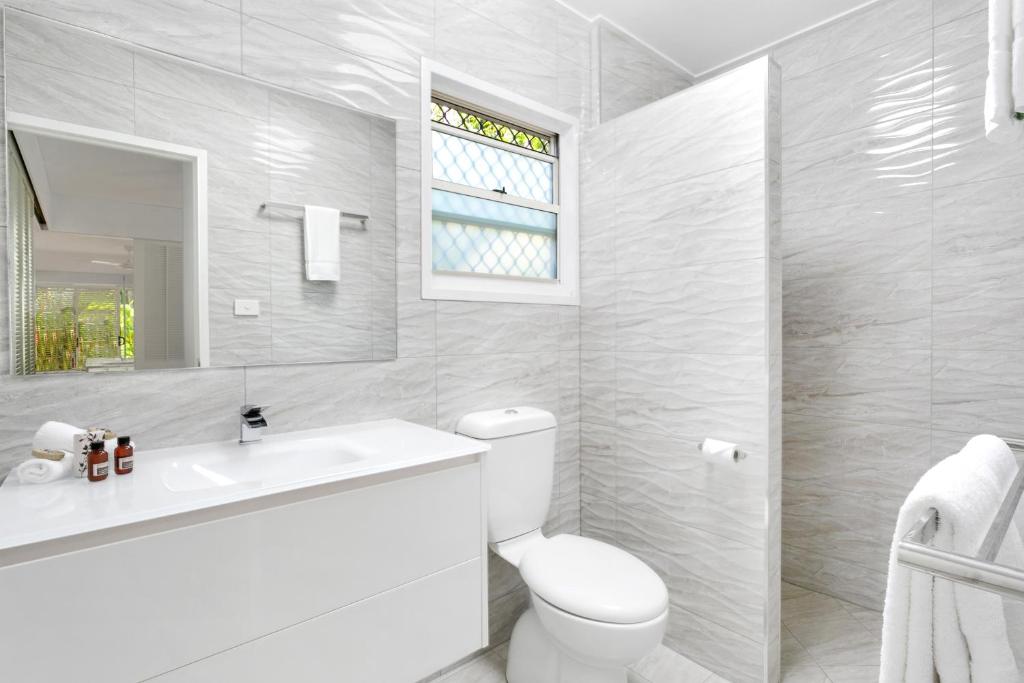 Ein Badezimmer in der Unterkunft Port Douglas Apartments - Adults Only Oasis