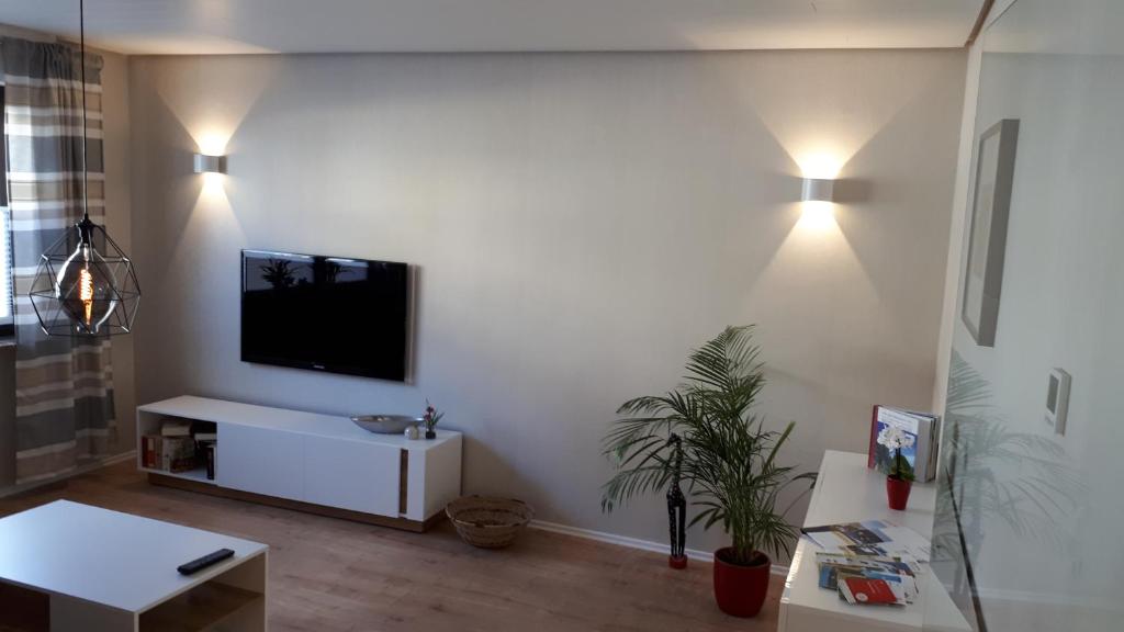 ein Wohnzimmer mit einem Flachbild-TV an der Wand in der Unterkunft 4-Sterne Ferienwohnung Carbach -Perfekt für Radfahrer- in Boppard