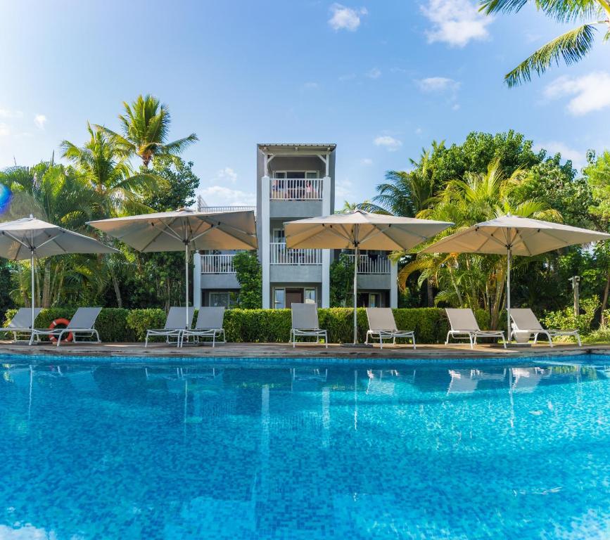 Бассейн в Mon Choisy Beach R. или поблизости