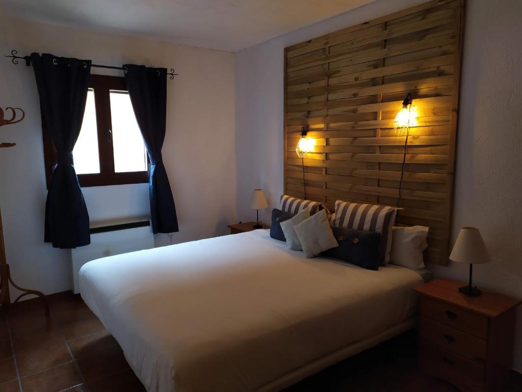 クエンカにあるRural Arco Irisのベッドルーム(大きな白いベッド1台、窓付)