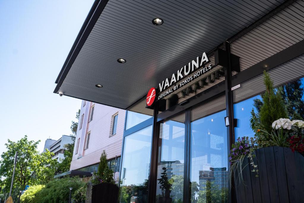 una señal en el lateral de un edificio en Original Sokos Hotel Vaakuna Kouvola, en Kouvola