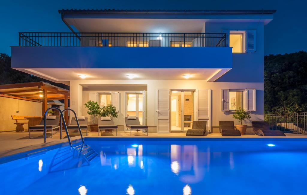 eine Villa mit einem Pool in der Nacht in der Unterkunft Villa St. Martin-Reef in Martinšćica