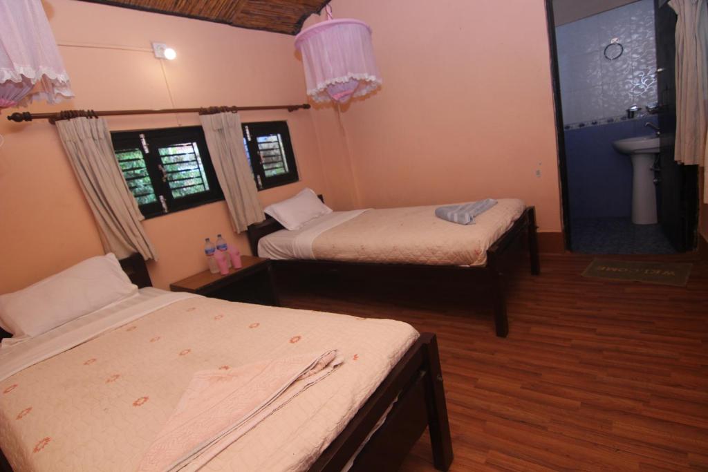 Postel nebo postele na pokoji v ubytování Chitwan Tiger Camp