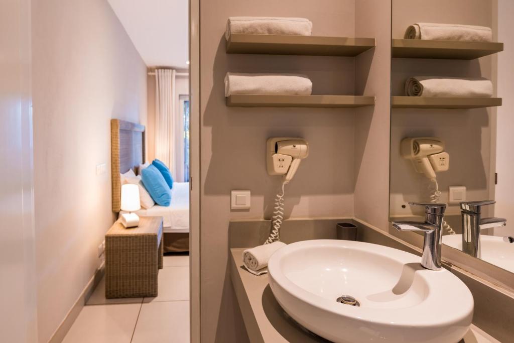 Mon Choisy Beach R. - Vista De Jardín Solarium