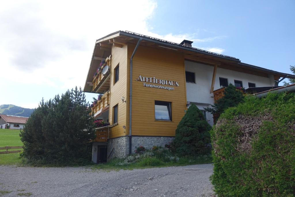 un edificio con un cartel en el costado en Atelierhaus Ferienwohnungen en Fischen