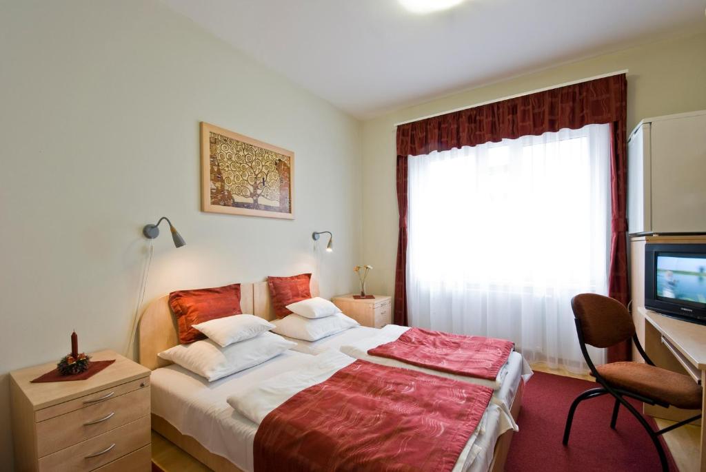 Voodi või voodid majutusasutuse Hotel Kerpely toas