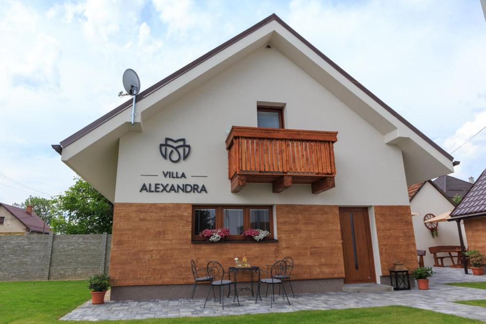 貝謝諾瓦的住宿－Villa Alexandra，带阳台和桌椅的建筑