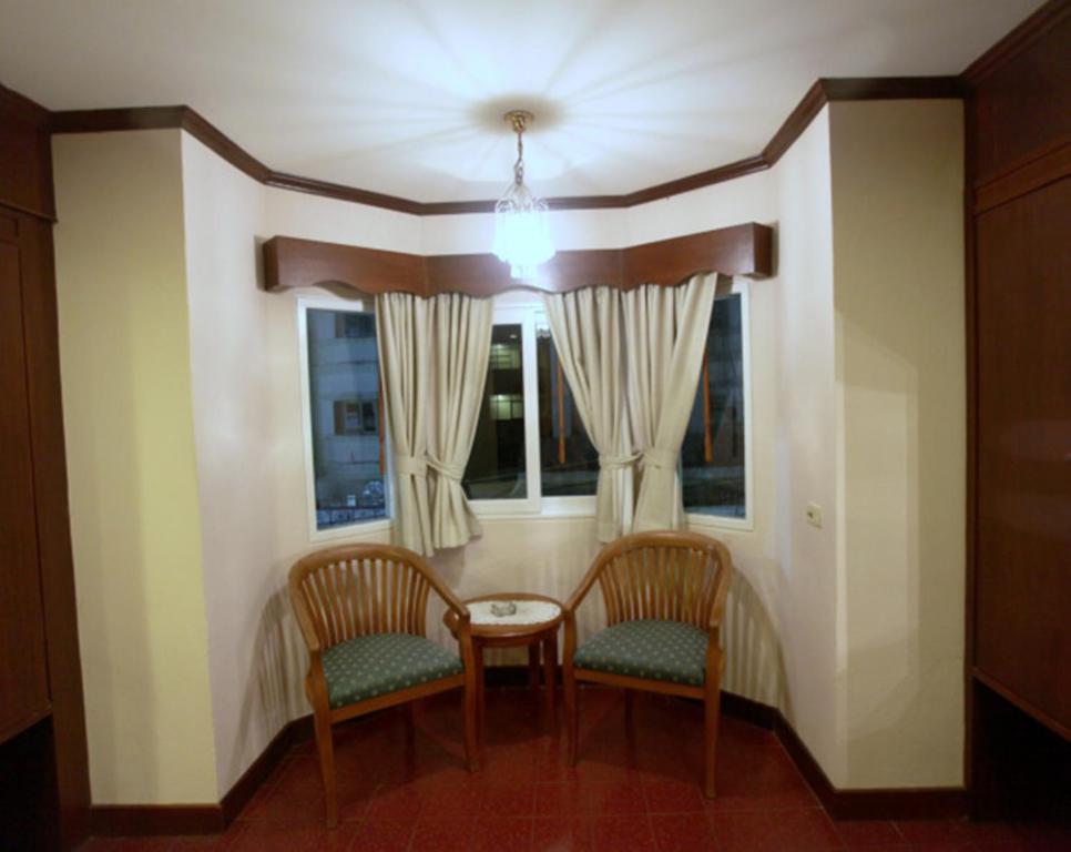 Posezení v ubytování Karon Cafe Inn
