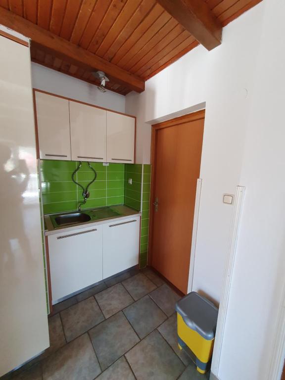 Kuchnia lub aneks kuchenny w obiekcie Apartman Lu
