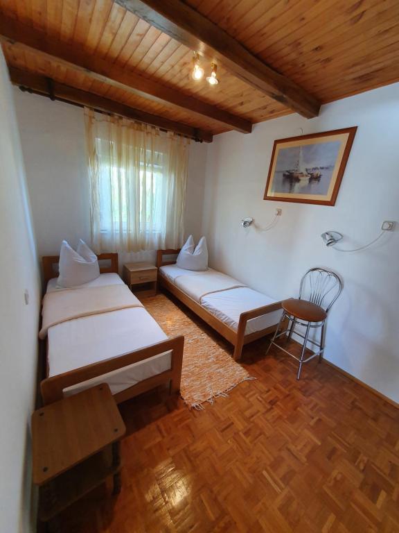 Łóżko lub łóżka w pokoju w obiekcie Apartman Lu