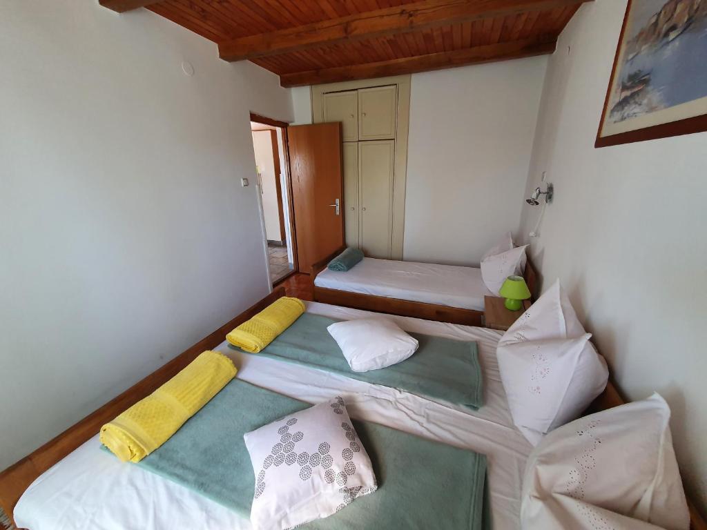 Łóżko lub łóżka w pokoju w obiekcie Apartman Lu