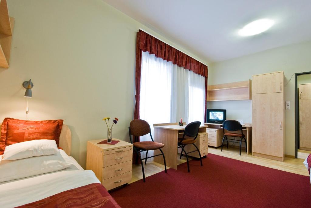 Televiisor ja/või meelelahutuskeskus majutusasutuses Hotel Kerpely