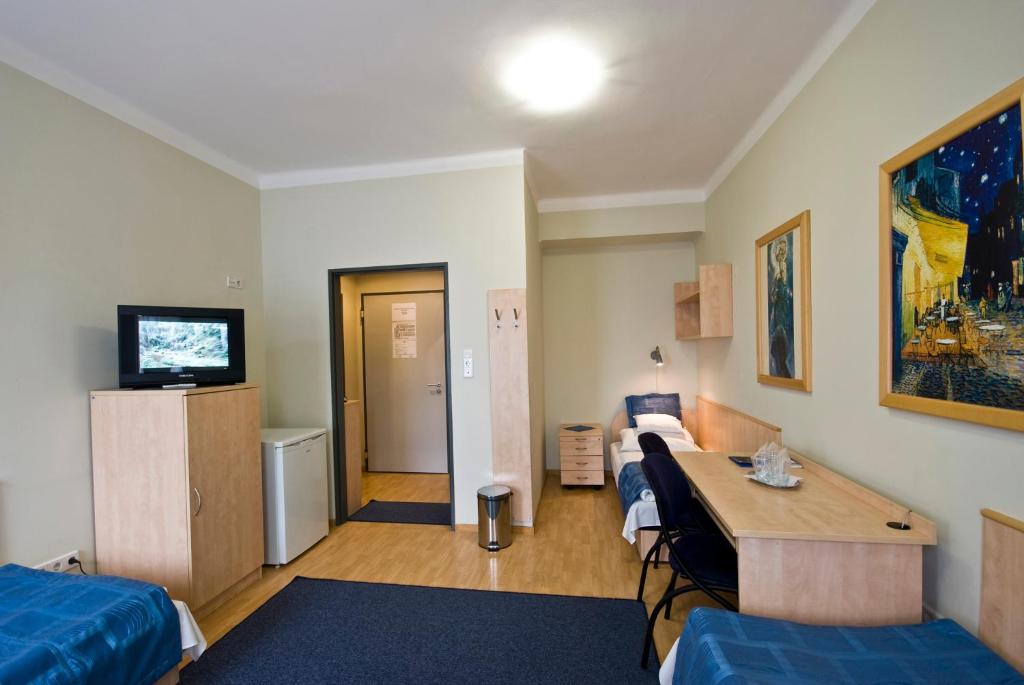 Televiisor ja/või meelelahutuskeskus majutusasutuses Hotel Kerpely