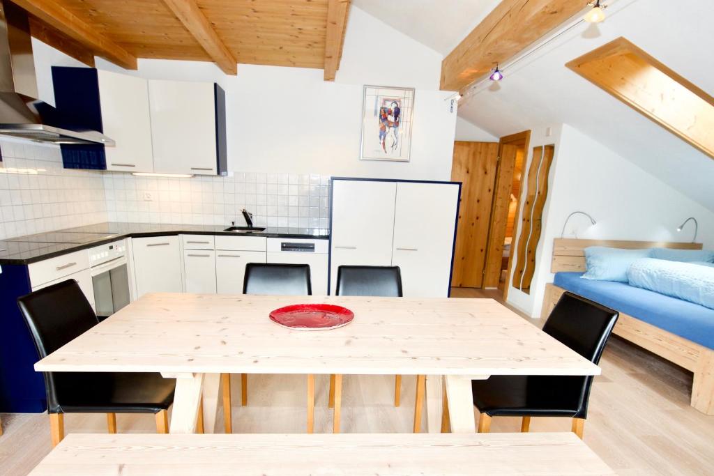 - une cuisine et une salle à manger avec une table et des chaises dans l'établissement Terra Berni, à Vals