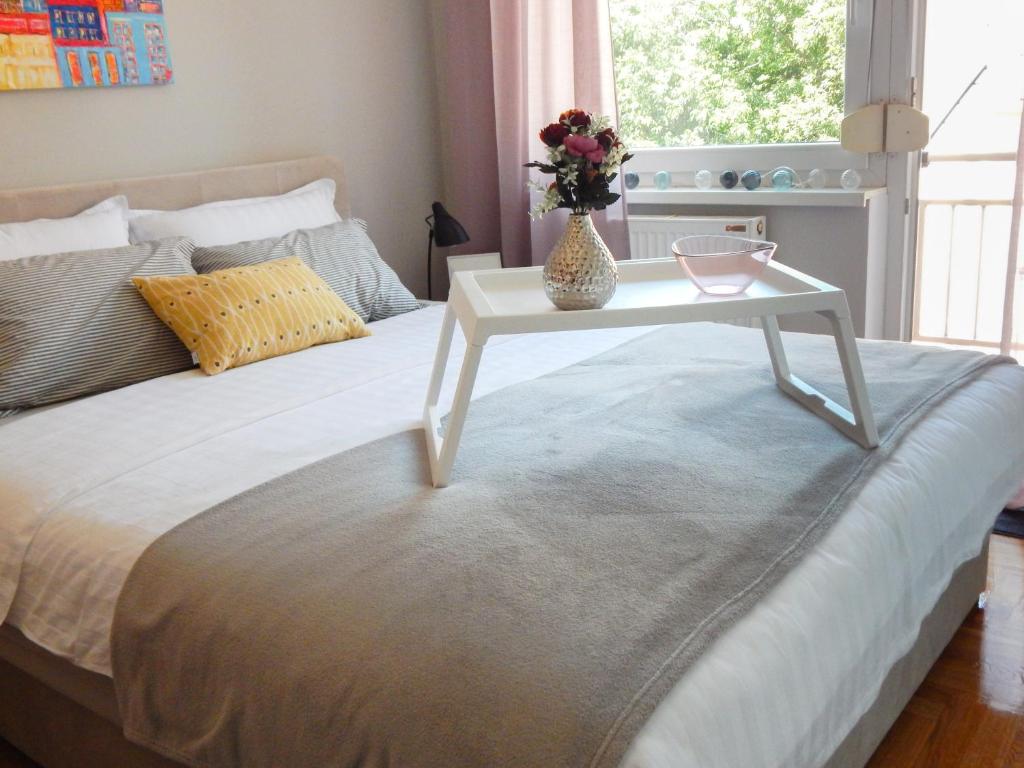 a white table sitting on top of a bed at Quiet Center in Sremska Mitrovica