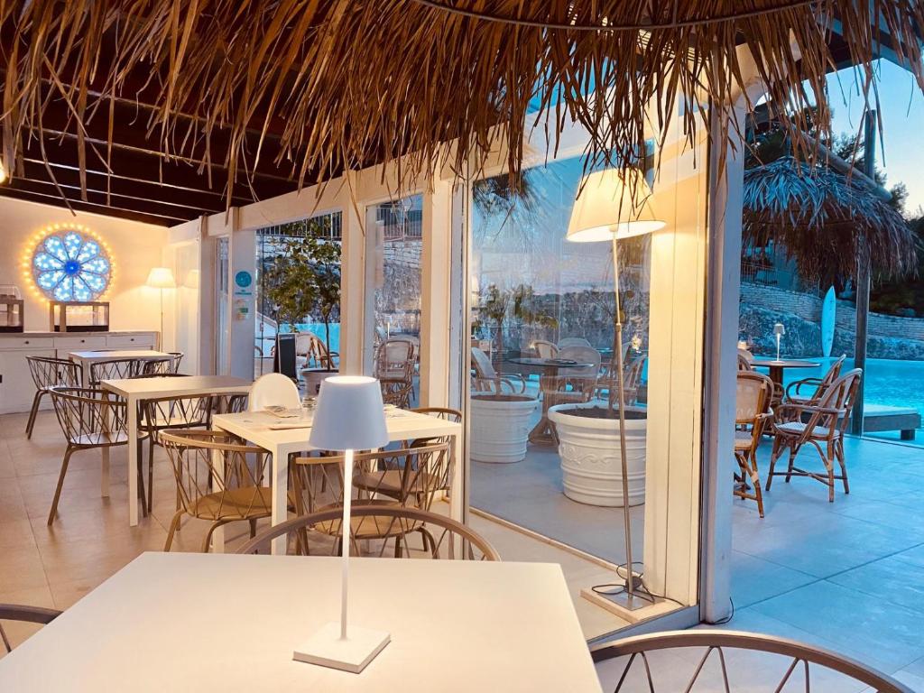 Reštaurácia alebo iné gastronomické zariadenie v ubytovaní Viestemare Resort & SPA