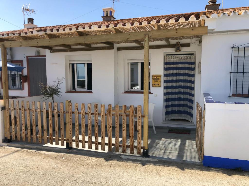 a house with a wooden gate and a fence at Casita de Bolonia in Bolonia