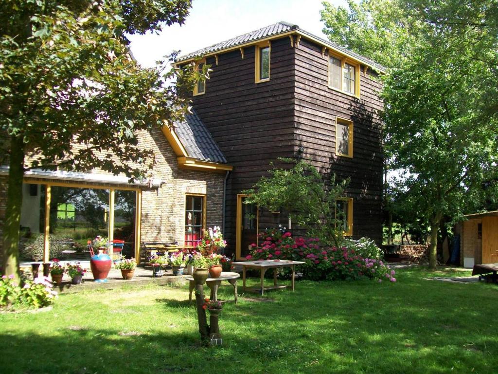 una casa con un patio con una mesa delante en B&B De Hooiberg Edam-Volendam en Edam