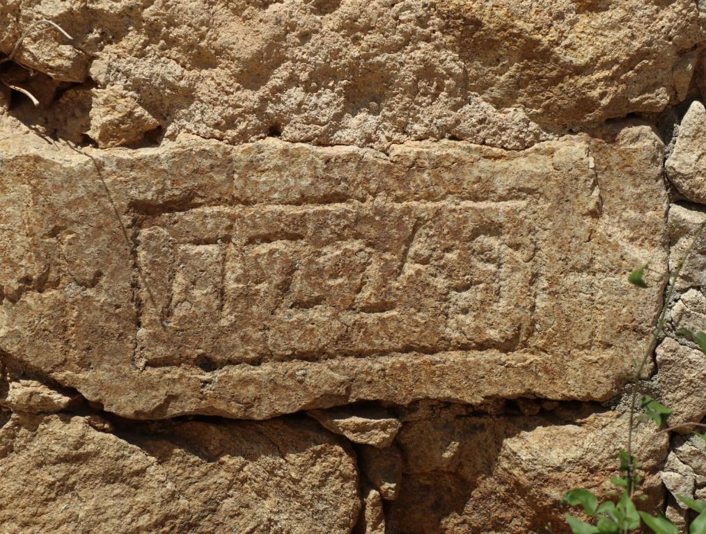 una inscripción en el costado de una roca en 1722 Chambres de Charmes, en Ville-di-Paraso