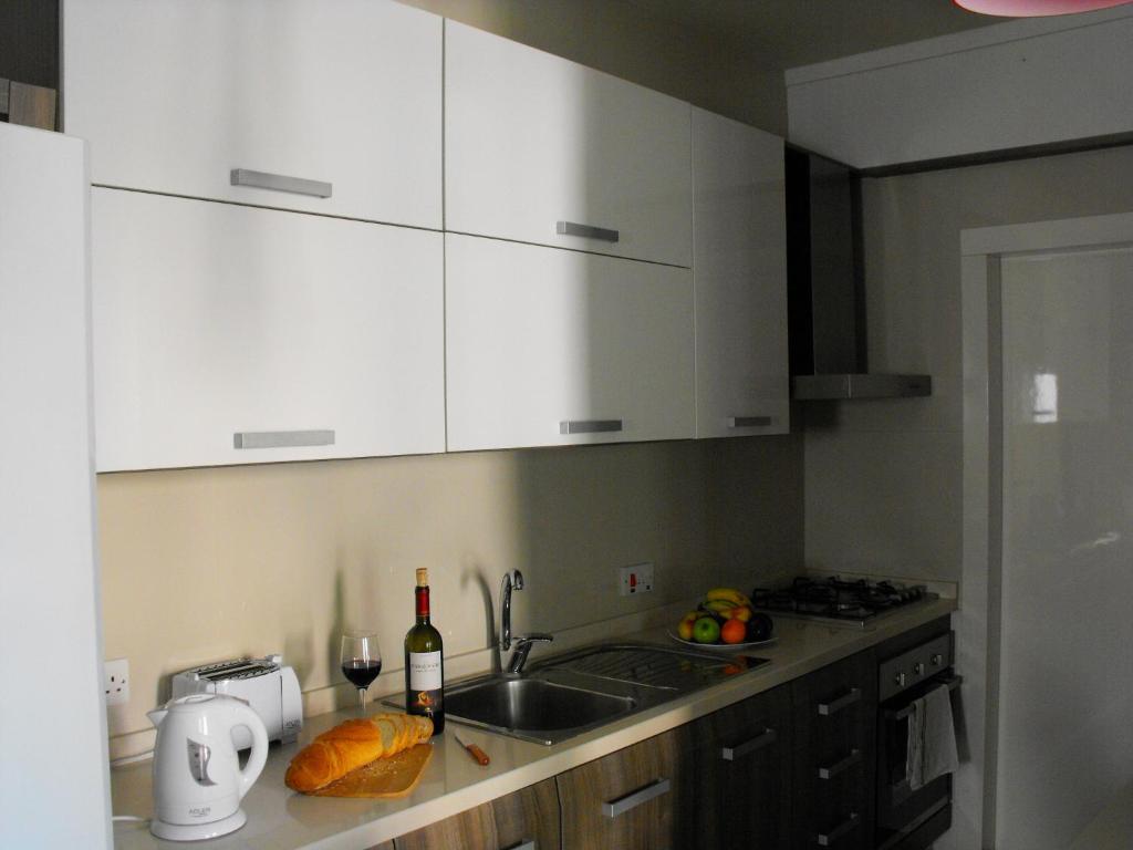 Kuchyň nebo kuchyňský kout v ubytování Marsalforn Sea View Beachfront Studio Apartment
