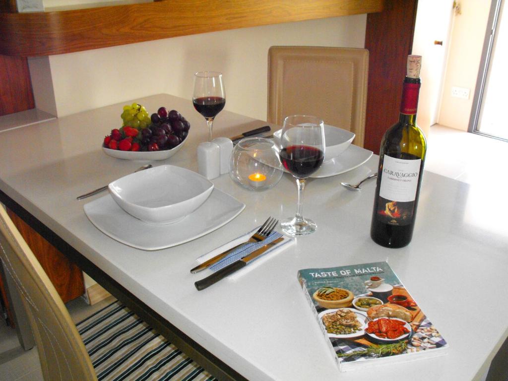 Nápoje v ubytování Marsalforn Sea View Beachfront Studio Apartment