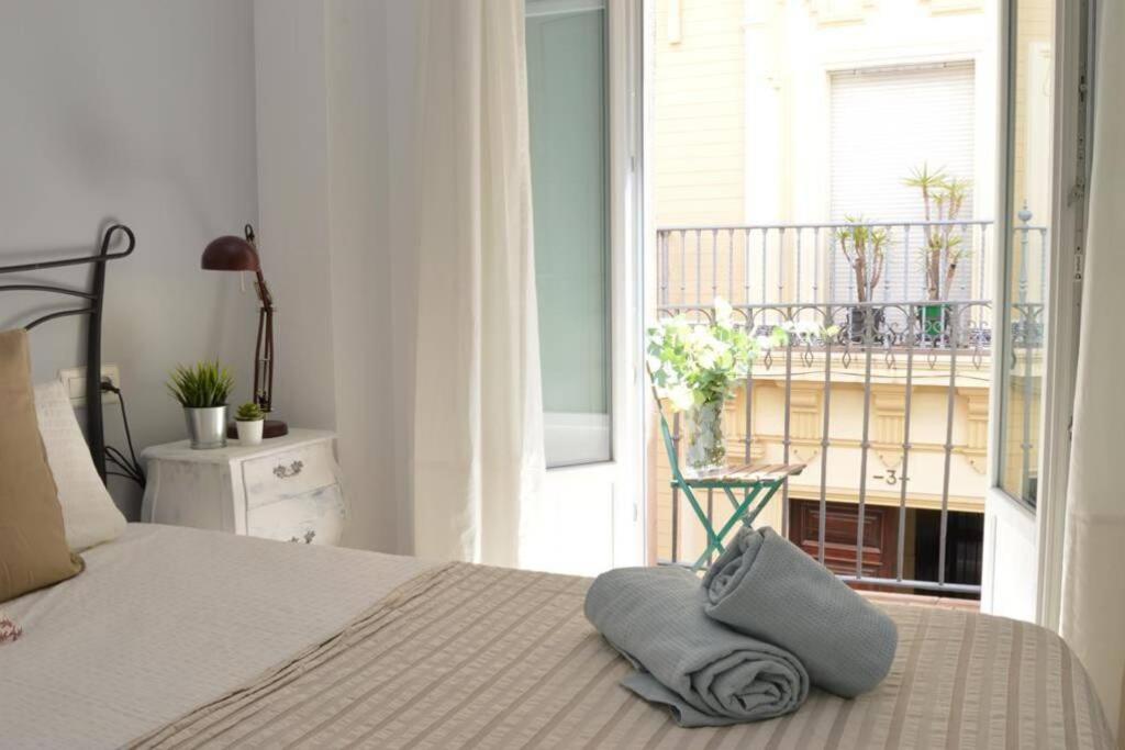 A bed or beds in a room at HomeySeville-Preciosa Casa Independiente Alfalfa, Parking Optional