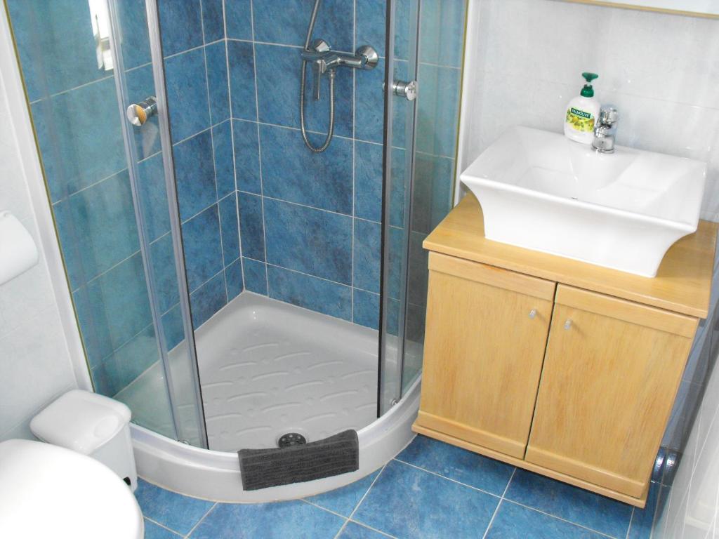 Koupelna v ubytování Marsalforn Sea View Beachfront Studio Apartment