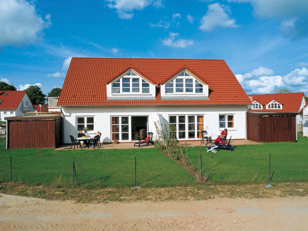 LosentitzにあるHoliday Home Losentitz-1 by Interhomeのオレンジ色の屋根の白い家