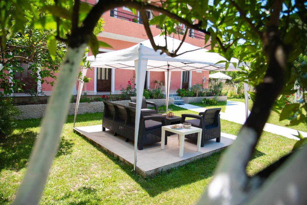 Ogród w obiekcie Costas apartments