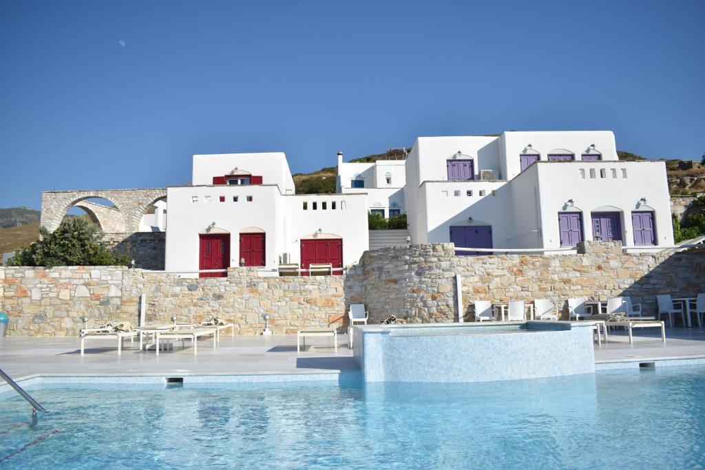 een resort met een zwembad en witte gebouwen bij Villa Athina in Ambrami
