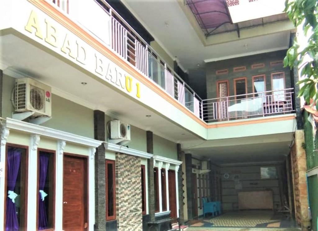 een gebouw met een bord dat strandbal herberg leest bij Hotel Abad Baru 1 in Pangandaran