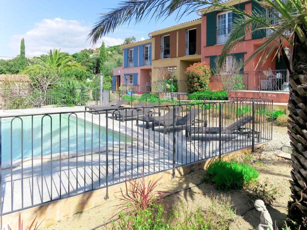 una valla alrededor de una piscina frente a una casa en Holiday Home Primavera-2 by Interhome, en Galeria