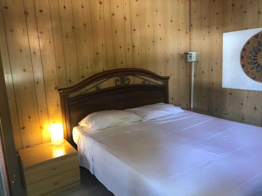FaedisにあるElenas cottageの木製の壁のベッドルーム1室(ベッド1台付)