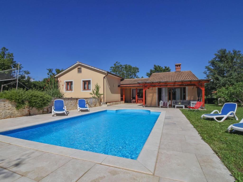 Bazén v ubytování Holiday Home Villa Simac - PZN215 by Interhome nebo v jeho okolí