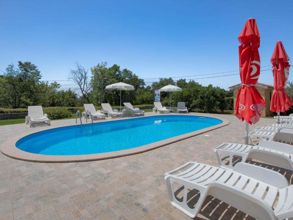 Bazén v ubytovaní Apartment Jukić-1 by Interhome alebo v jeho blízkosti