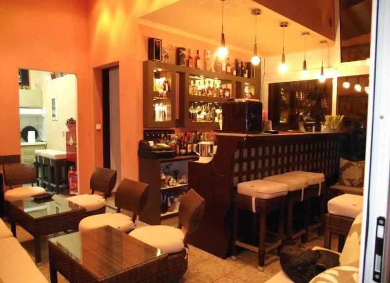 bar w restauracji z krzesłami i ladą w obiekcie villa panorama w mieście Asprovalta