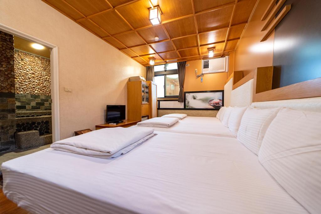Postel nebo postele na pokoji v ubytování Shankou Hotspring Hotel