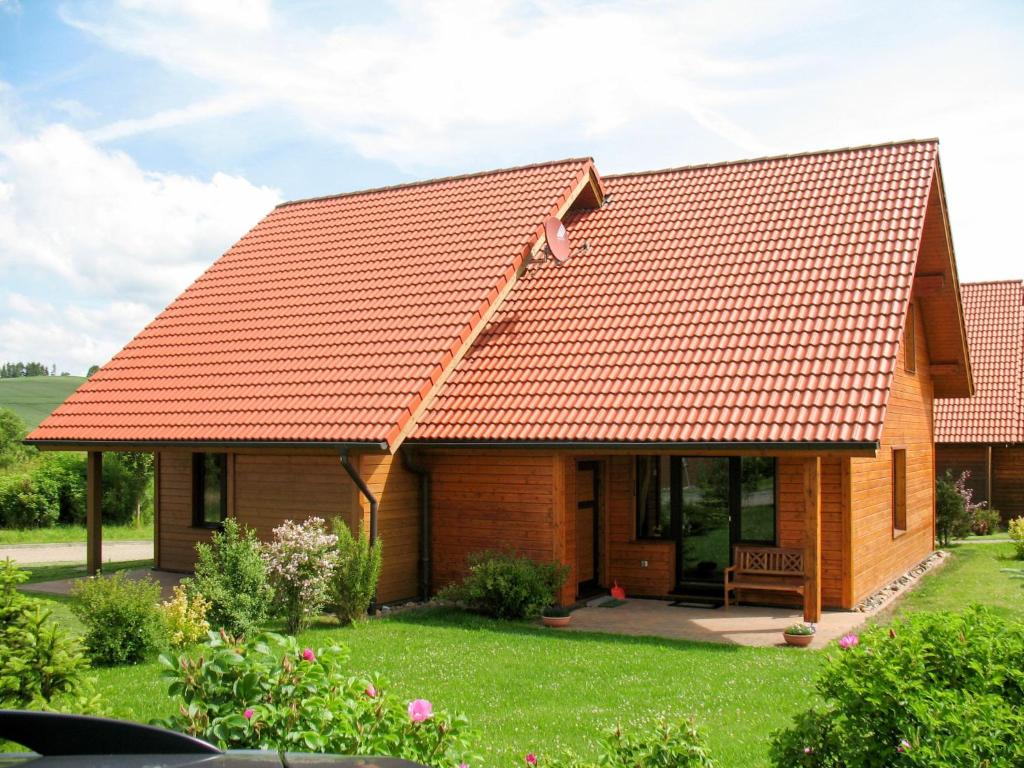 ハッセルフェルデにあるHoliday Home Auerhahn-1 by Interhomeのオレンジの瓦屋根の家