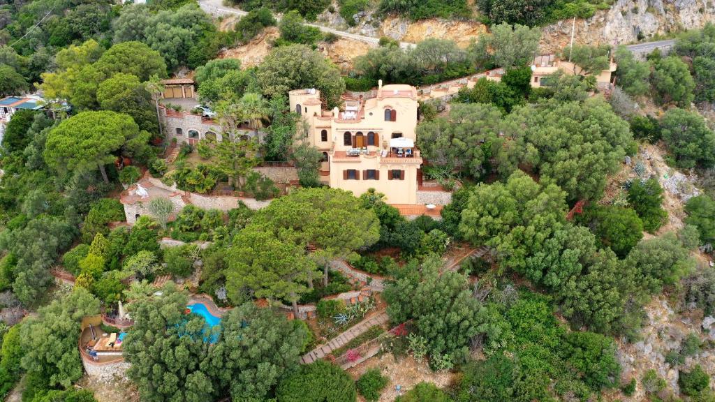 una vista aerea di una grande casa su una collina di Villa l'Infinito a San Felice Circeo
