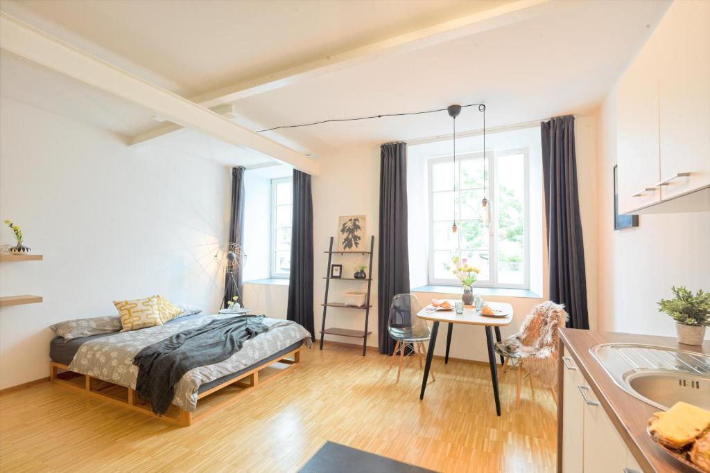 1 dormitorio con 1 cama y 1 mesa en ☆Design Apartment Zentral☆200m vom Marktplatz☆ruhige Altstadtlage☆ en Reutlingen