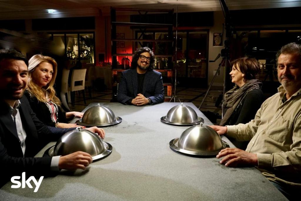 un gruppo di persone seduti intorno a un tavolo con teiere di Agriturismo Zio Cristoforo a Casal Velino