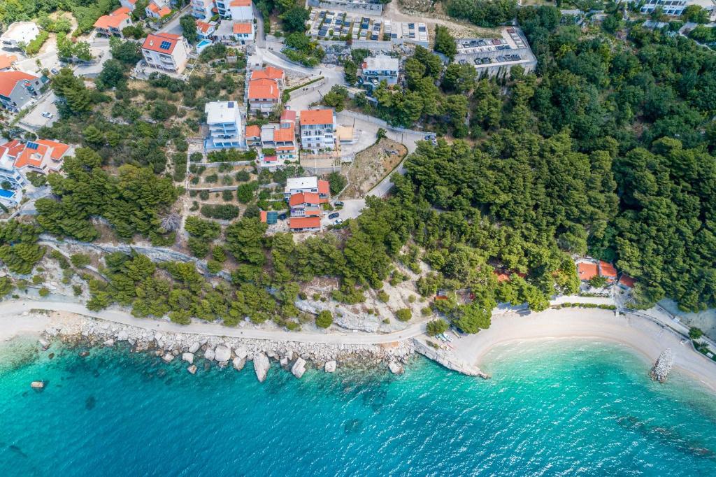 an aerial view of a beach and the ocean at Rooms Sani in Brela