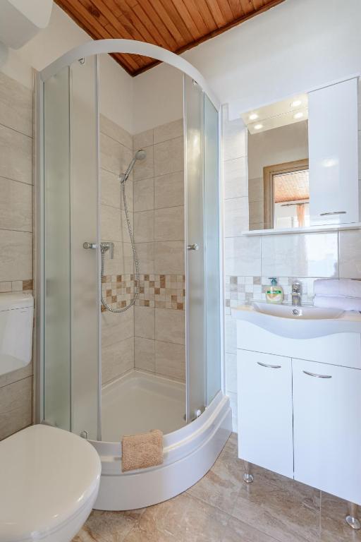 Koupelna v ubytování Rooms Sani