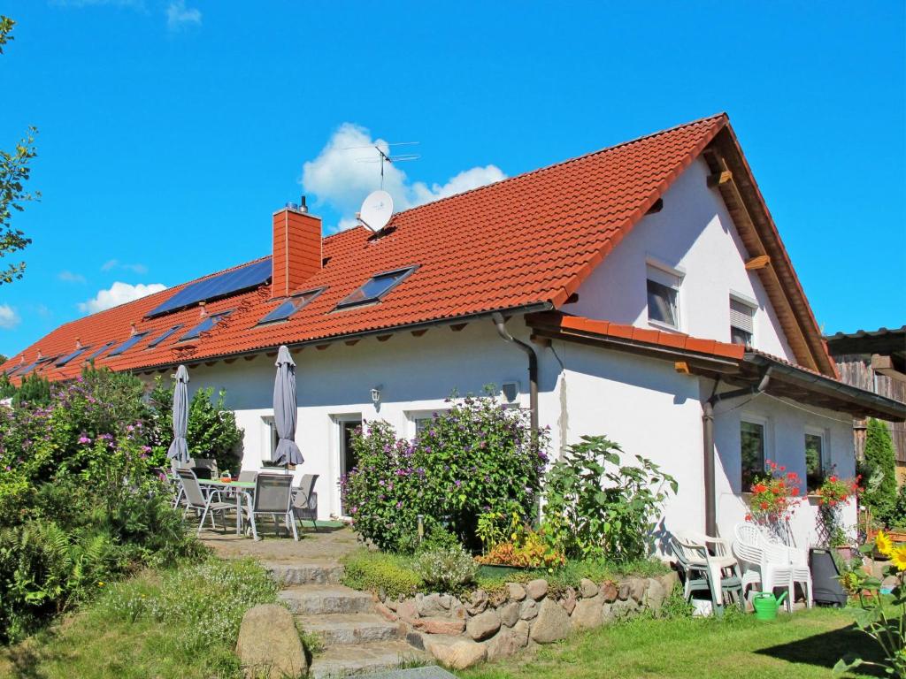 StrasenにあるApartment Am Pälitzsee-2 by Interhomeのオレンジ色の屋根の白い家